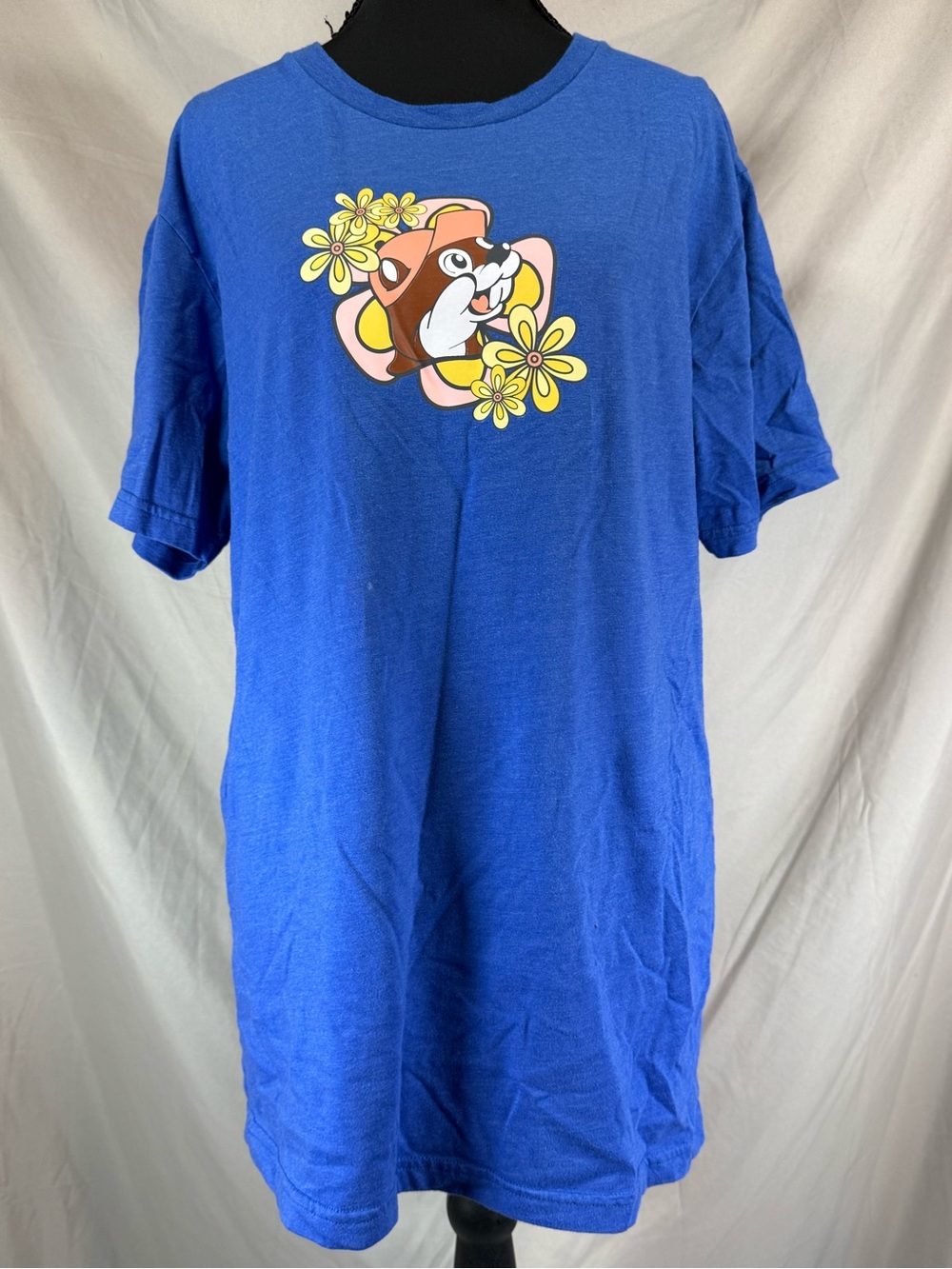 Buc-ee’s “Just A Girl Who Loves Buc-ee’s” Retro Graphic Tee - Size Large